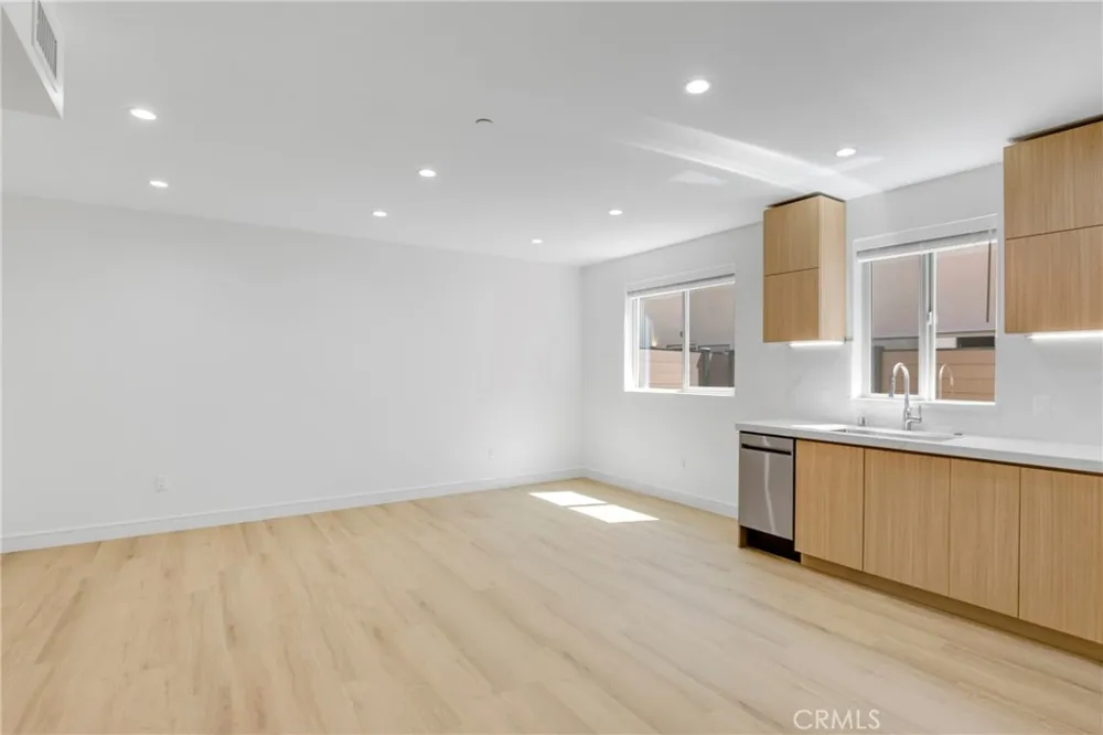 4851 Woodman Avenue Sherman Oaks, CA 91423