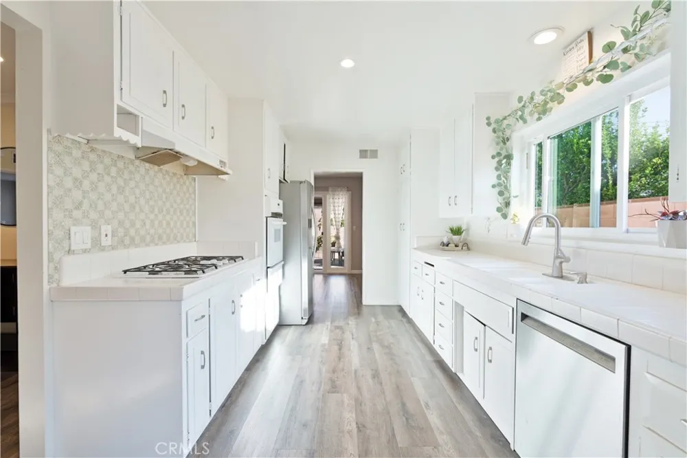 6155 Goshen Avenue Simi Valley, CA 93063