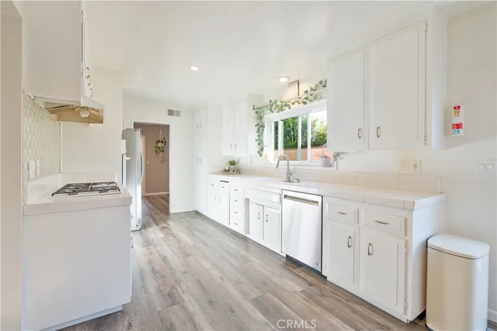 6155 Goshen Avenue Simi Valley, CA 93063