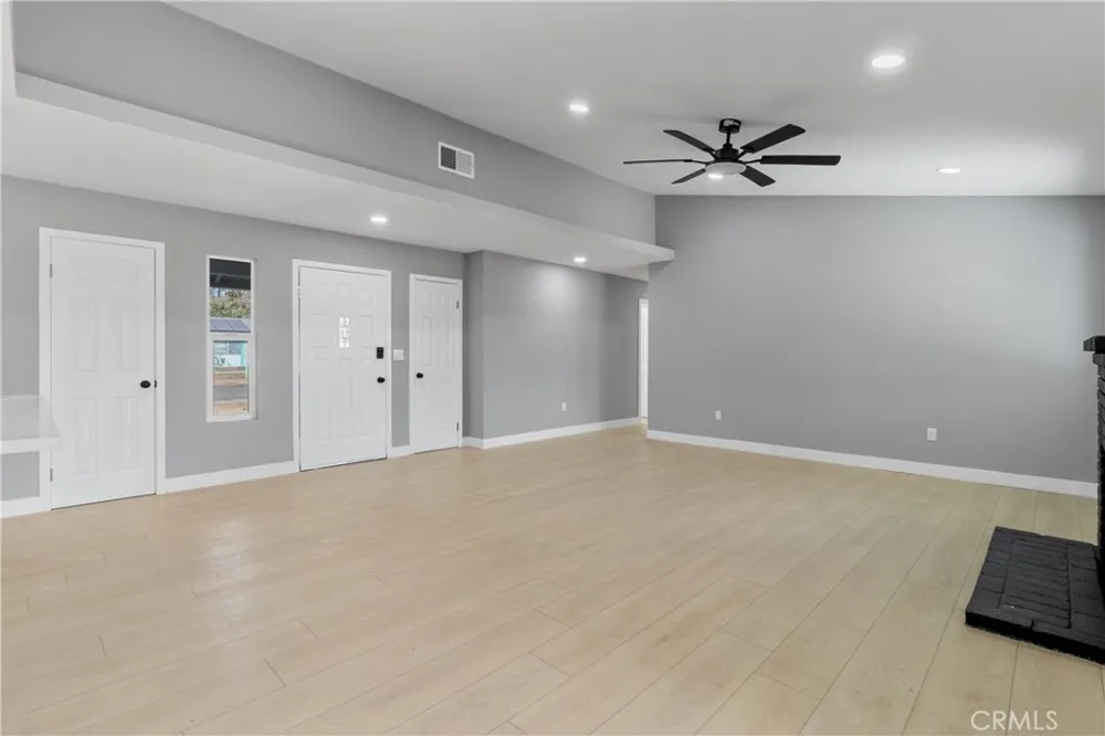 40245 176th E Lake Los Angeles, CA 93591