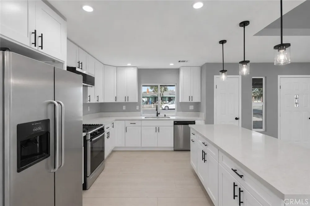 40245 176th E Lake Los Angeles, CA 93591