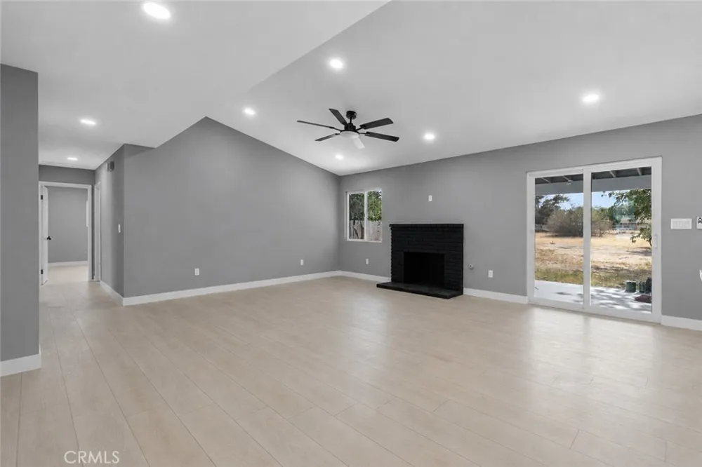 40245 176th E Lake Los Angeles, CA 93591