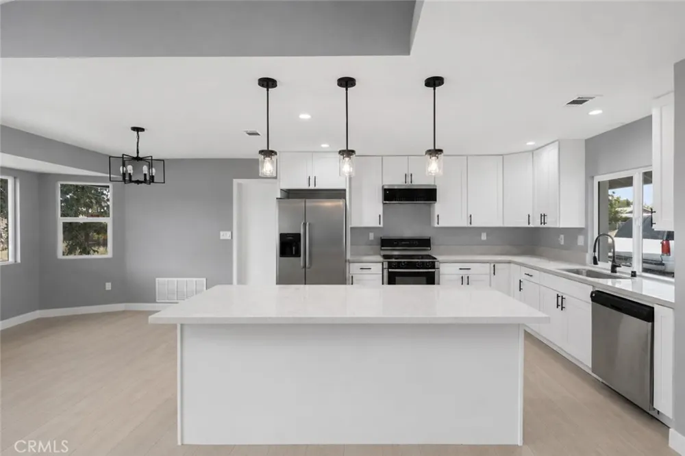 40245 176th E Lake Los Angeles, CA 93591