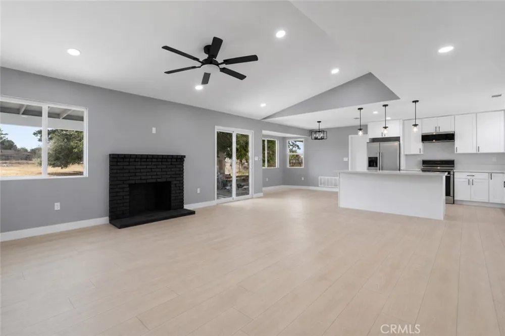40245 176th E Lake Los Angeles, CA 93591