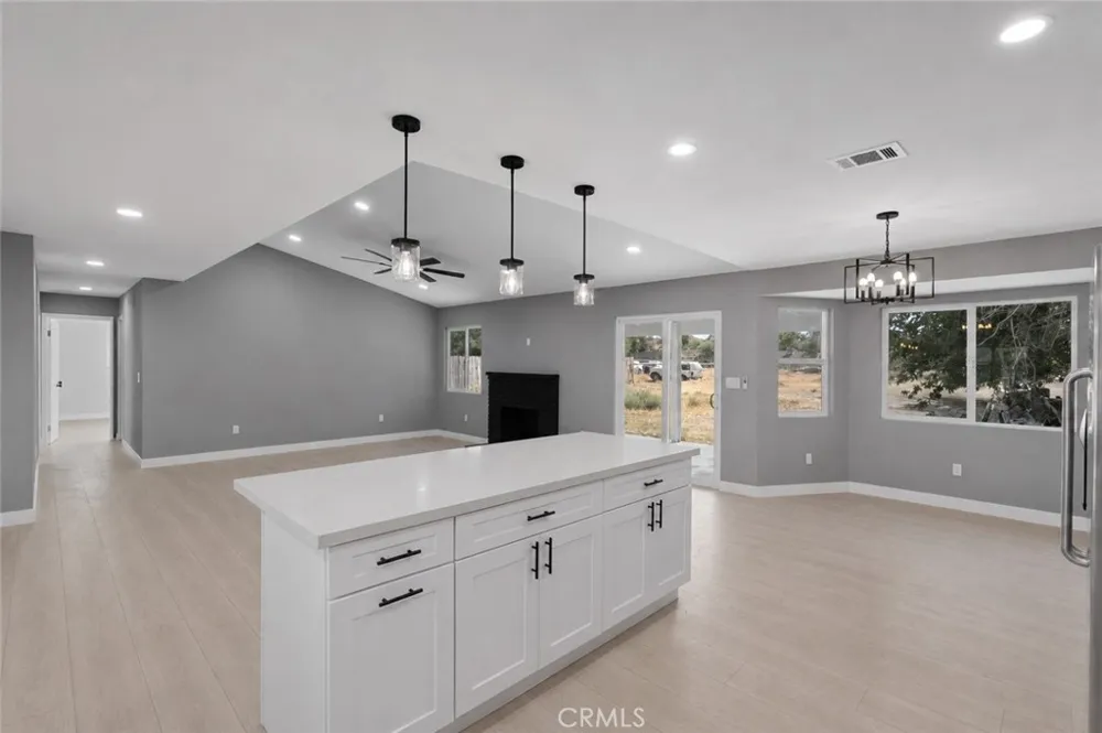 40245 176th E Lake Los Angeles, CA 93591