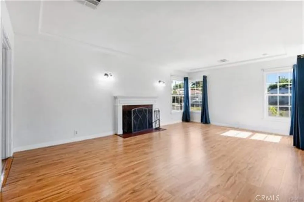 15235 La Maida Sherman Oaks, CA 91403