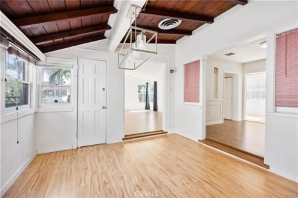 15235 La Maida Sherman Oaks, CA 91403