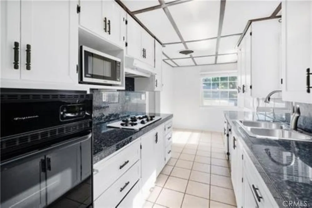 15235 La Maida Sherman Oaks, CA 91403