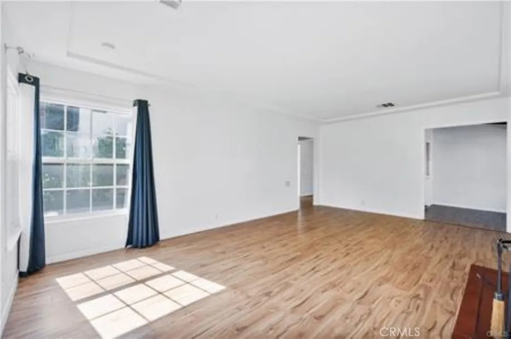 15235 La Maida Sherman Oaks, CA 91403