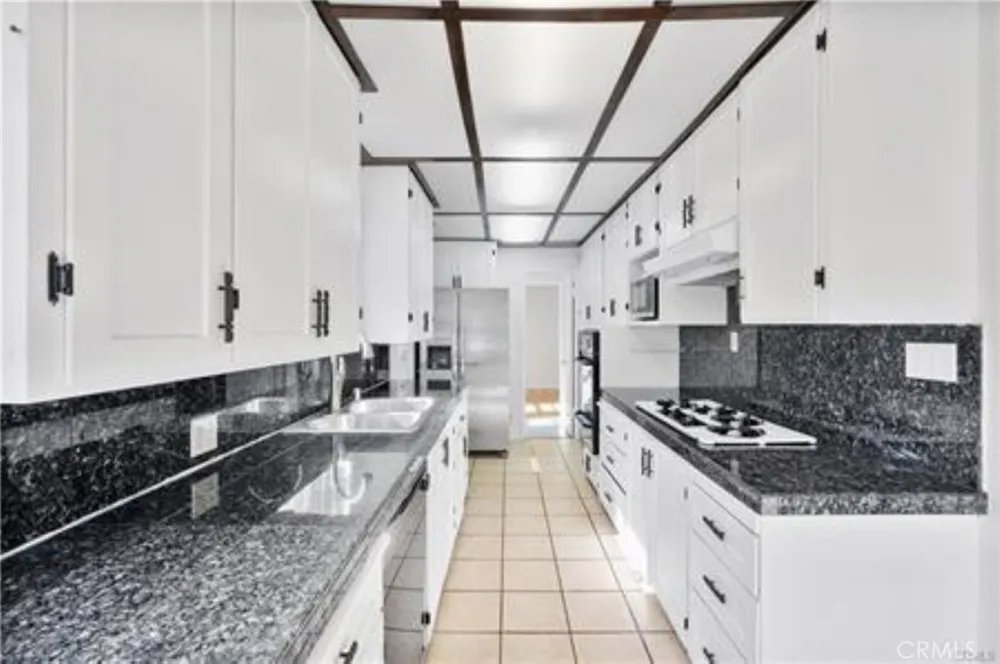 15235 La Maida Sherman Oaks, CA 91403