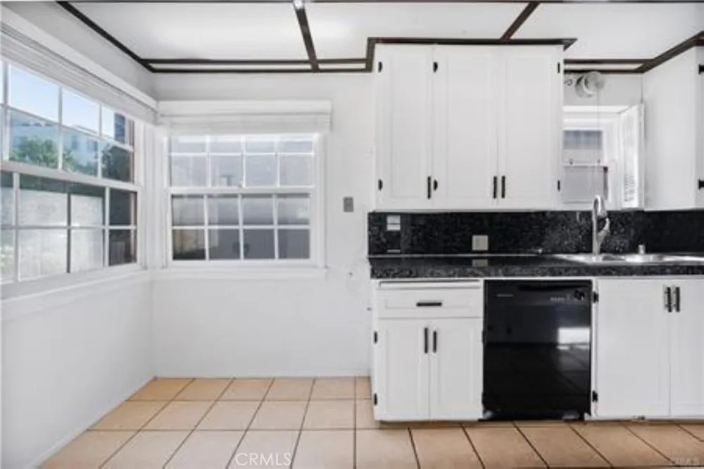 15235 La Maida Sherman Oaks, CA 91403