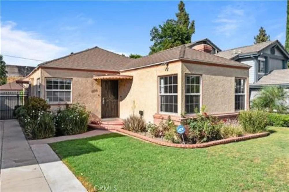 15235 La Maida Sherman Oaks, CA 91403
