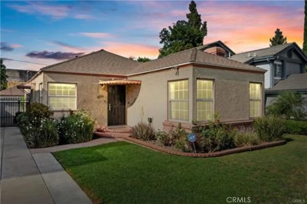 15235 La Maida Sherman Oaks, CA 91403