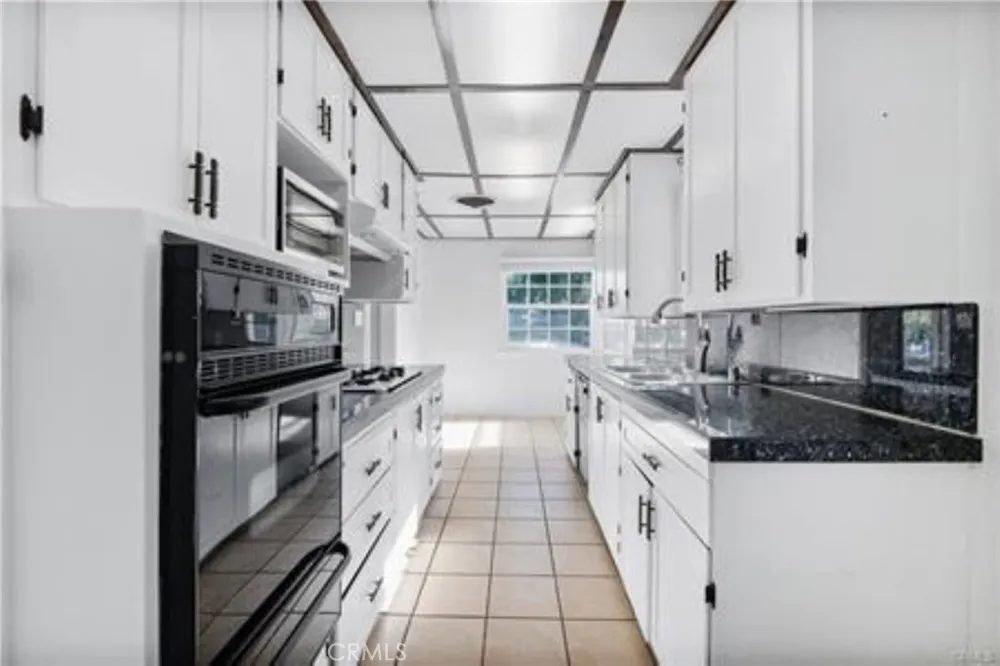 15235 La Maida Sherman Oaks, CA 91403