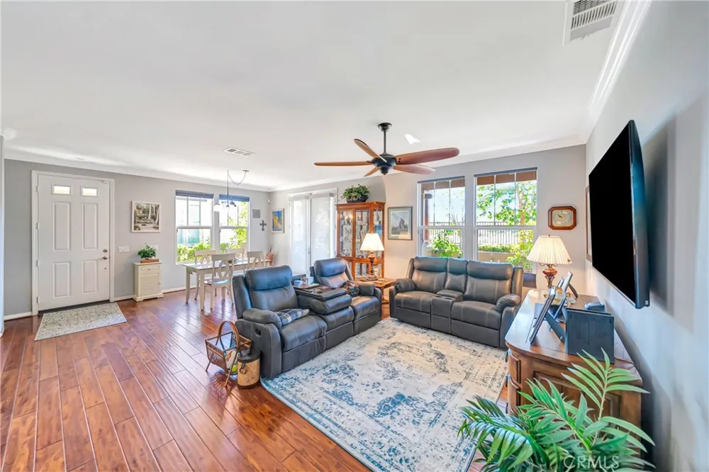 28606 Pietro Valencia, CA 91354