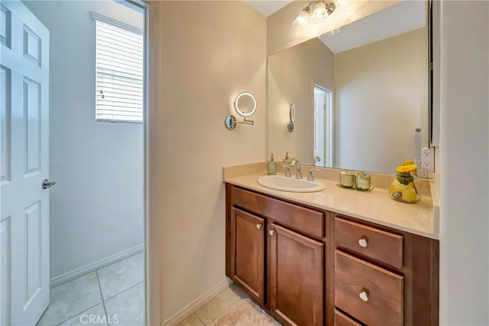 28606 Pietro Valencia, CA 91354