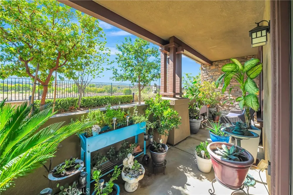 28606 Pietro Valencia, CA 91354