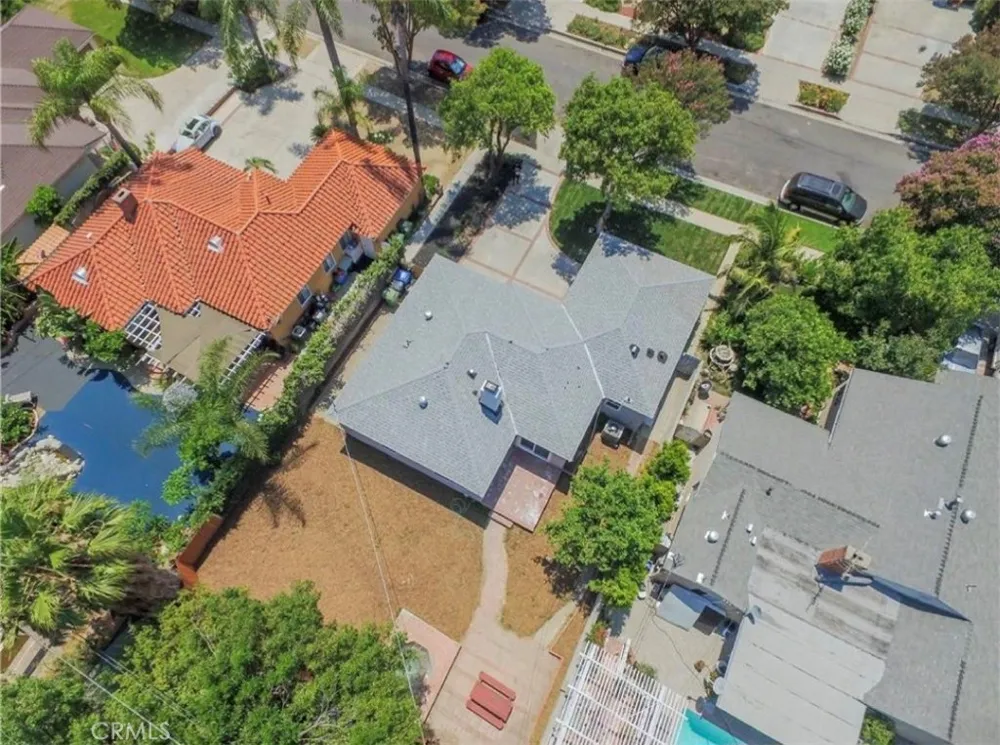 8956 Gladbeck Avenue Northridge, CA 91324