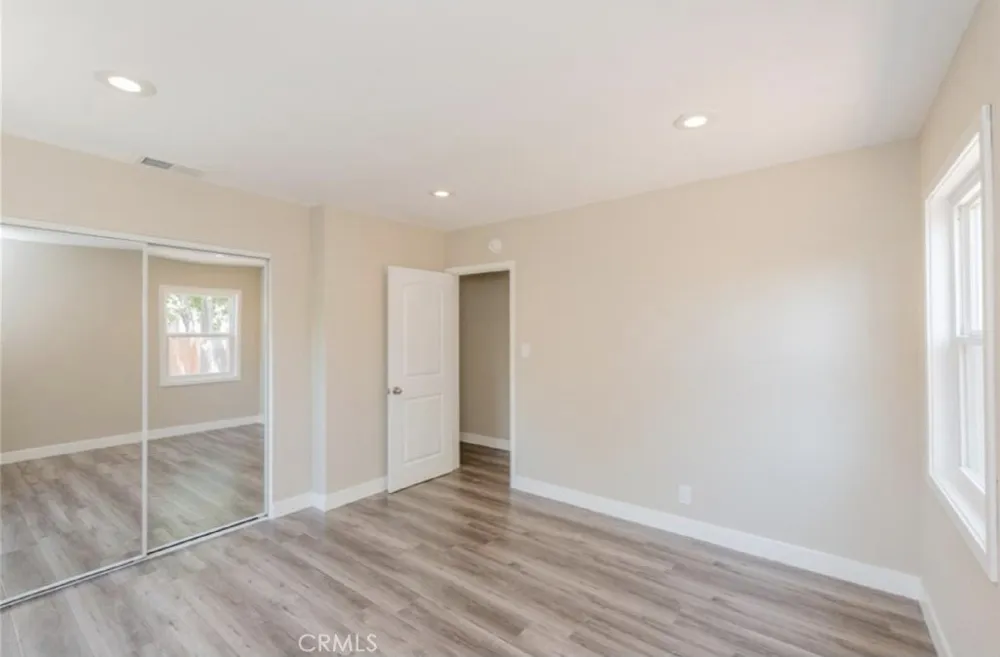 8956 Gladbeck Avenue Northridge, CA 91324