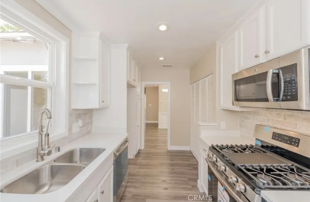 8956 Gladbeck Avenue Northridge, CA 91324