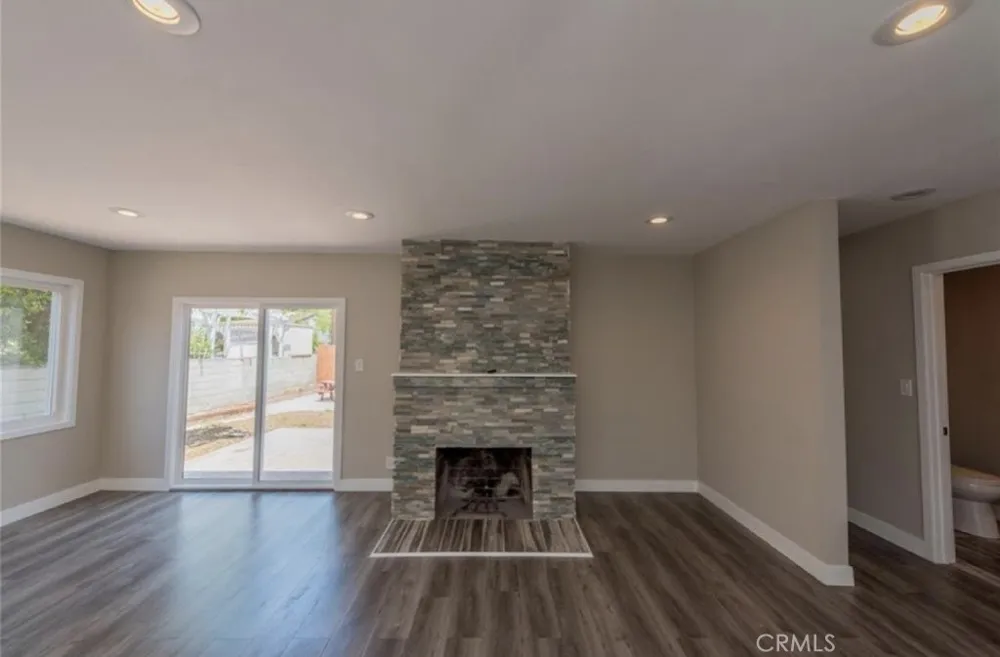 8956 Gladbeck Avenue Northridge, CA 91324