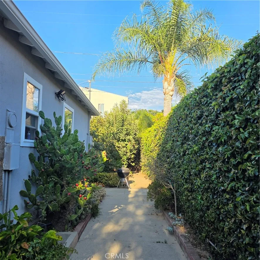 8956 Gladbeck Avenue Northridge, CA 91324