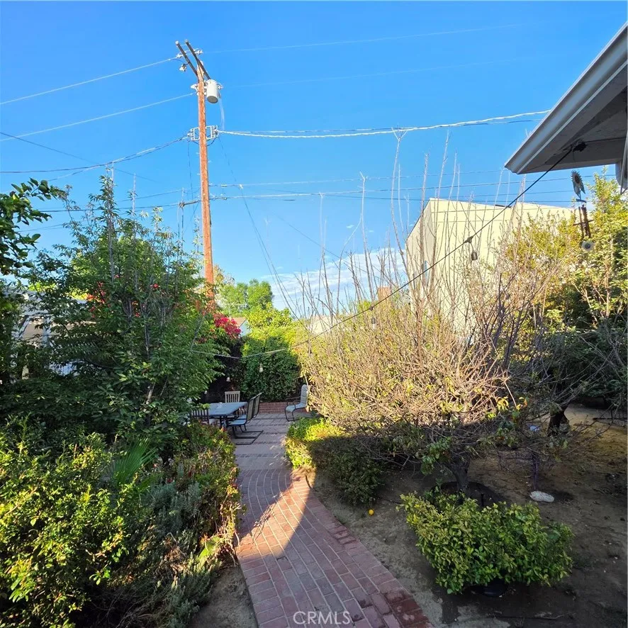 8956 Gladbeck Avenue Northridge, CA 91324