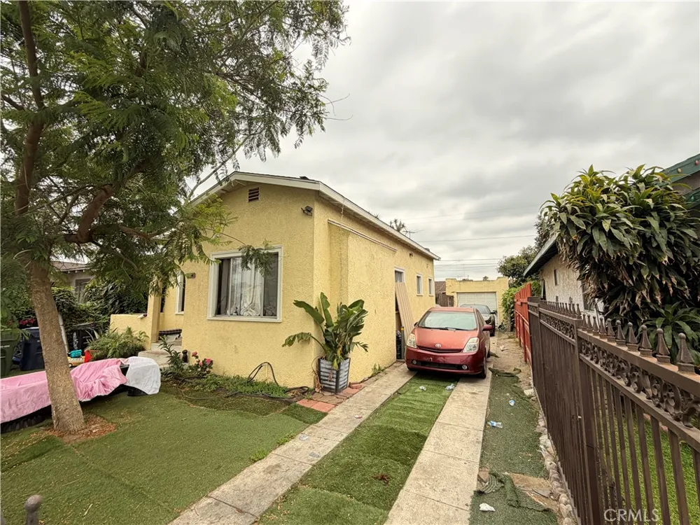1156 E 65th Los Angeles, CA 90001