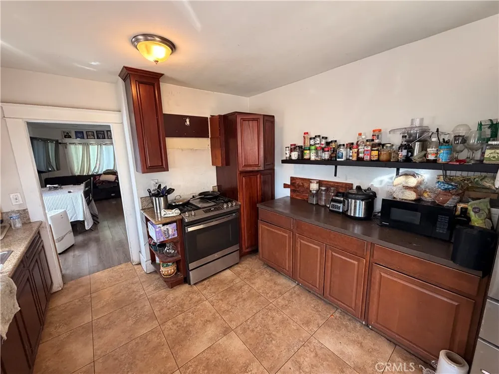 1156 E 65th Los Angeles, CA 90001