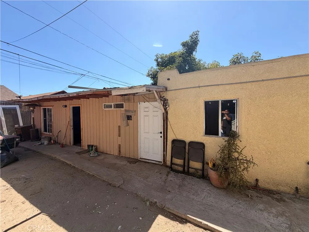 1156 E 65th Los Angeles, CA 90001