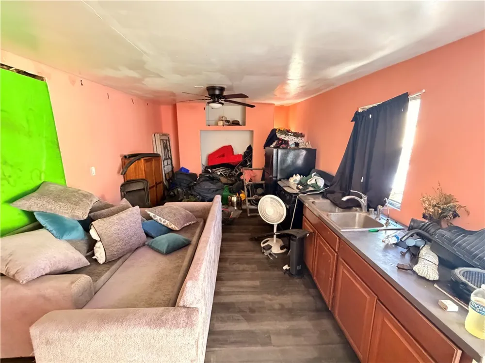 1156 E 65th Los Angeles, CA 90001