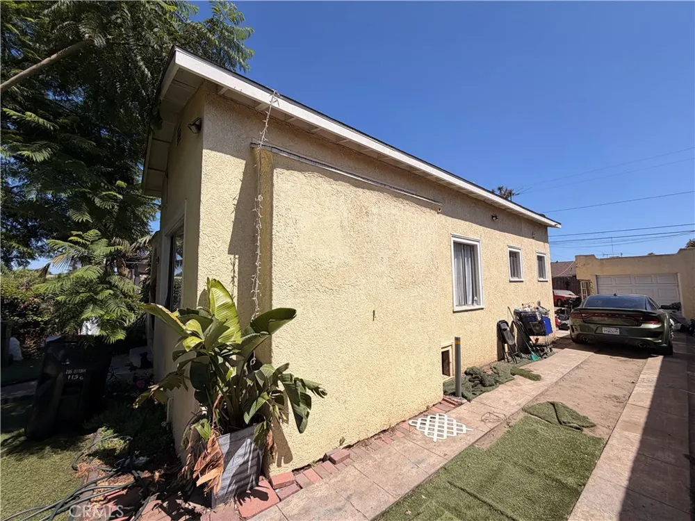 1156 E 65th Los Angeles, CA 90001