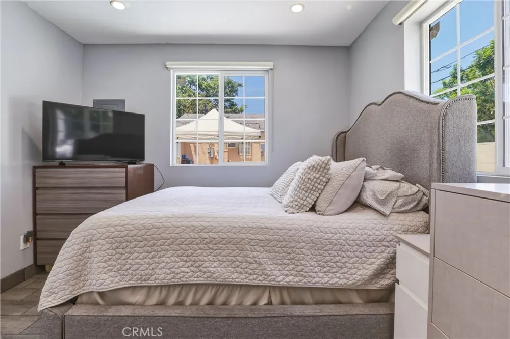 5654 Stansbury Sherman Oaks, CA 91401