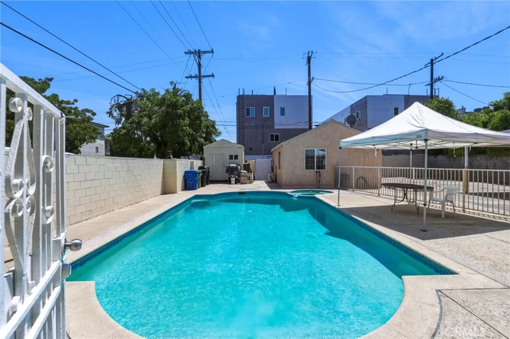 5654 Stansbury Sherman Oaks, CA 91401