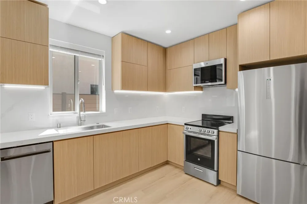 4851 Woodman Avenue Sherman Oaks, CA 91423