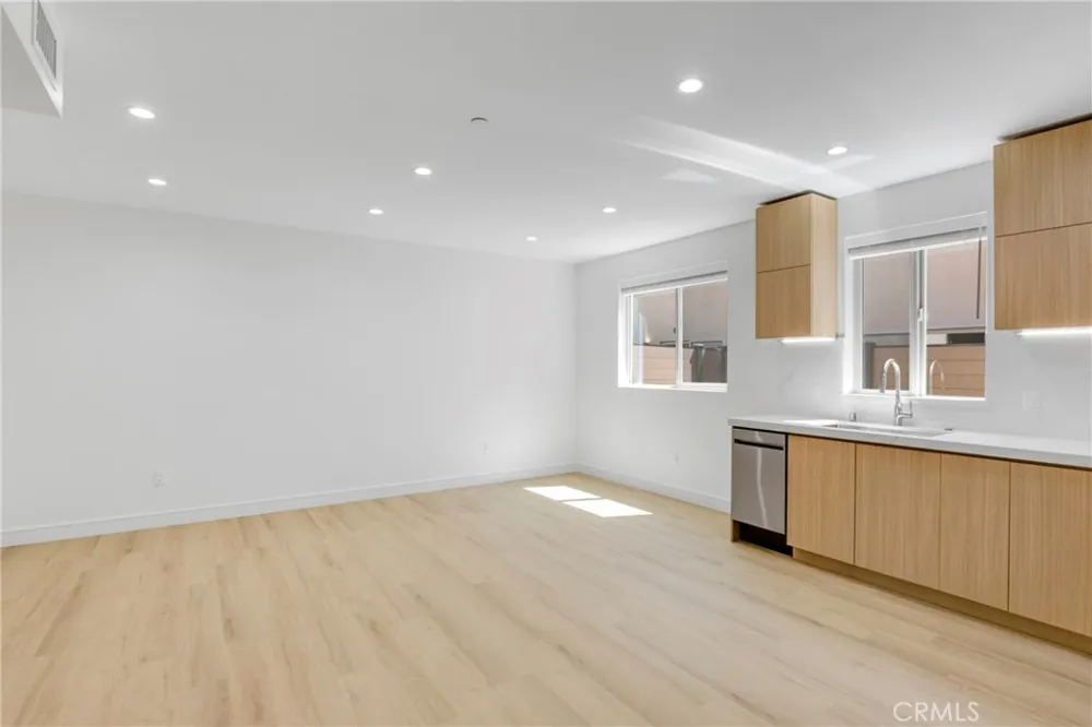4851 Woodman Avenue Sherman Oaks, CA 91423