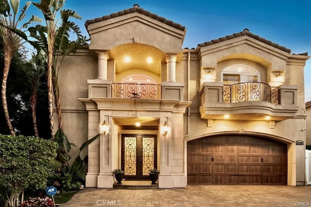 15102 Greenleaf Los Angeles, CA 91403