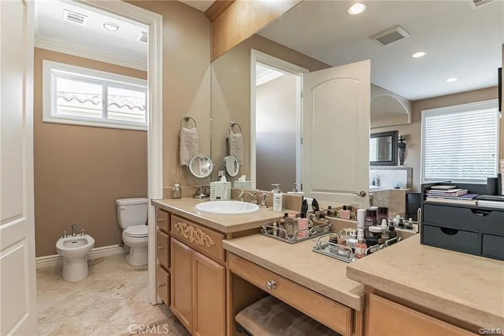 15102 Greenleaf Los Angeles, CA 91403