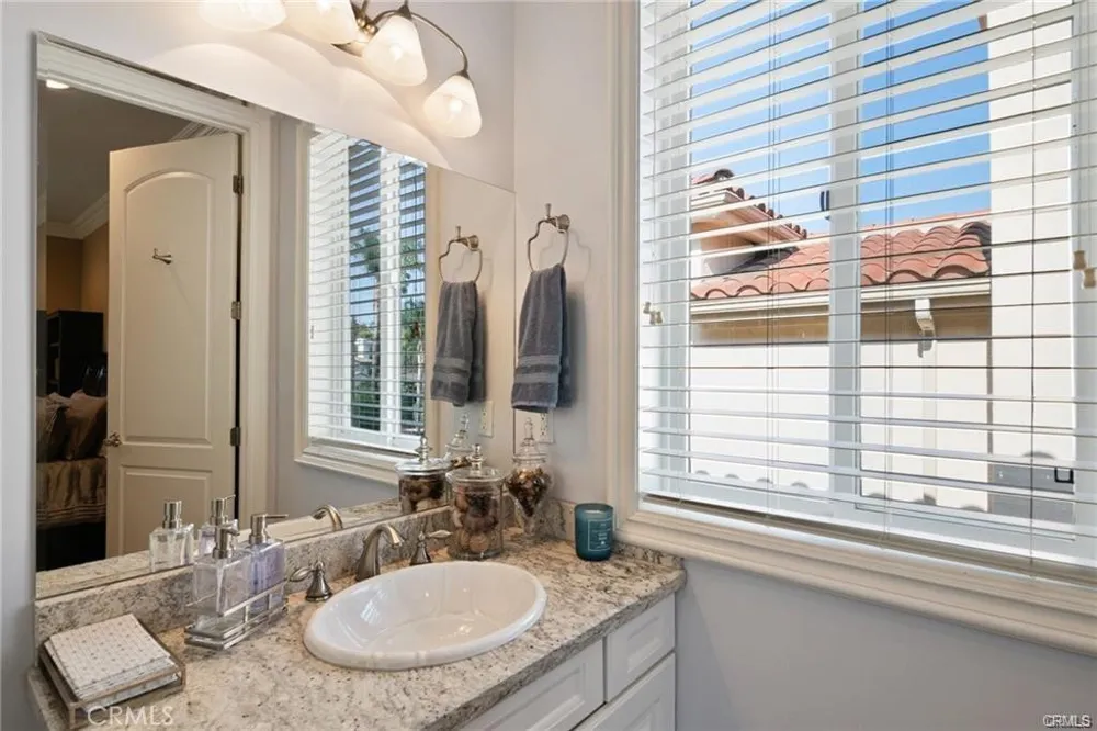 15102 Greenleaf Los Angeles, CA 91403