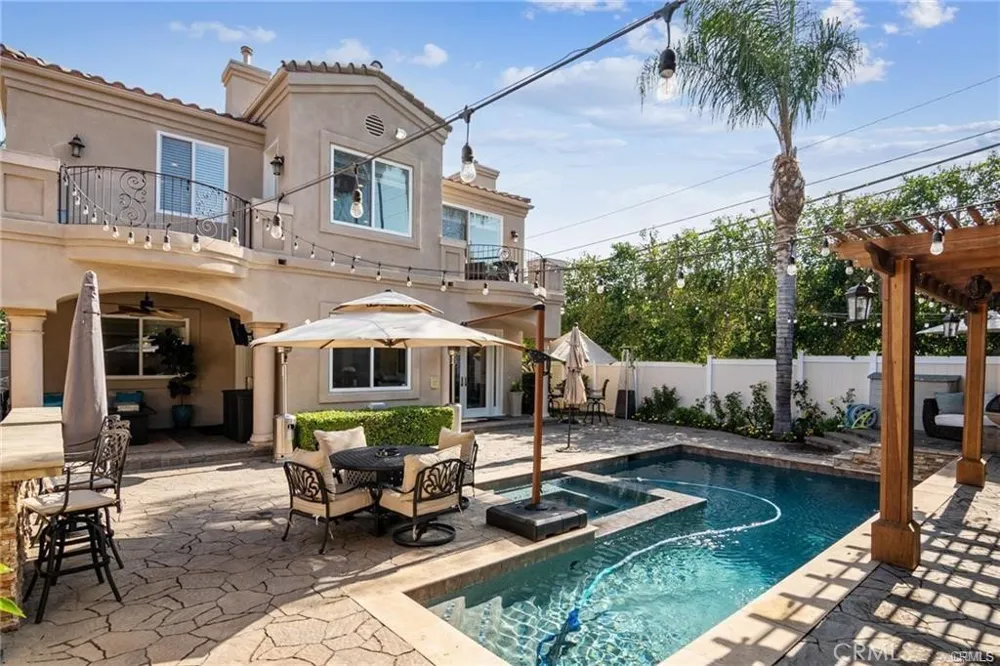 15102 Greenleaf Los Angeles, CA 91403
