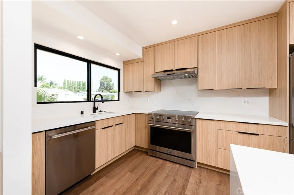 7008 Aura Reseda, CA 91335