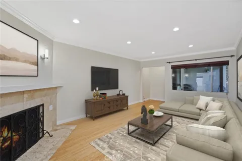 15457 Moorpark #5