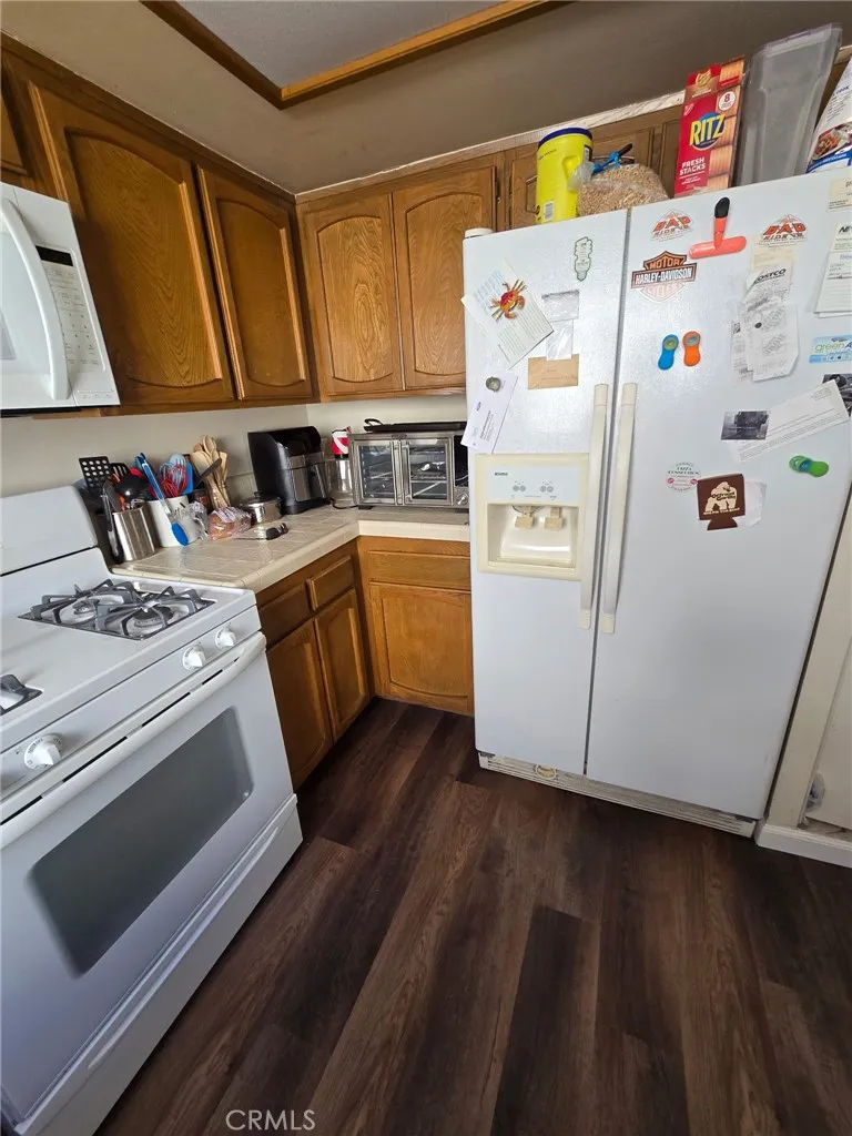 19451 Sherman Way #504 Reseda, CA 91335