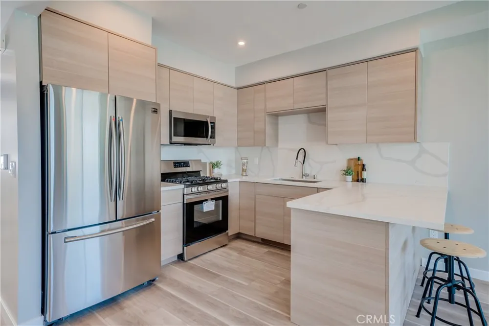 7018 Alabama #203 Canoga Park, CA 91303