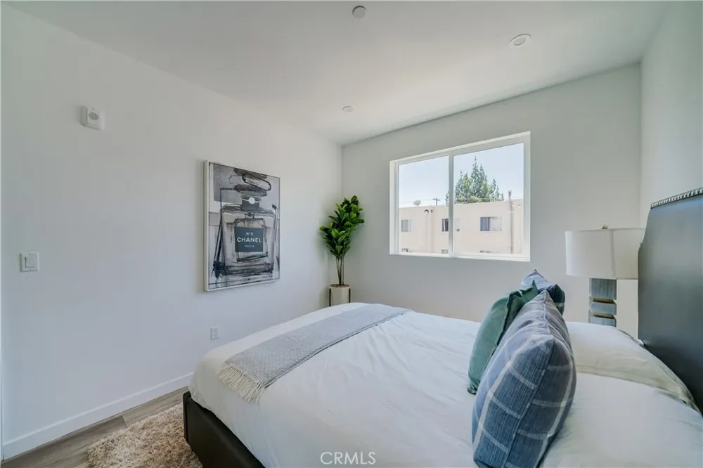 7018 Alabama #203 Canoga Park, CA 91303