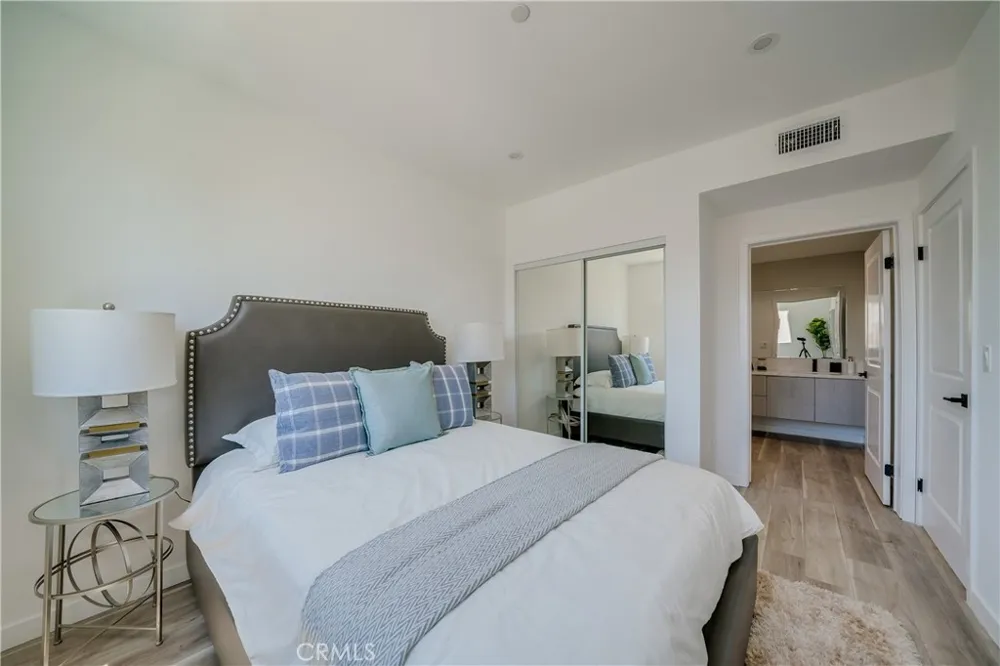 7018 Alabama #203 Canoga Park, CA 91303