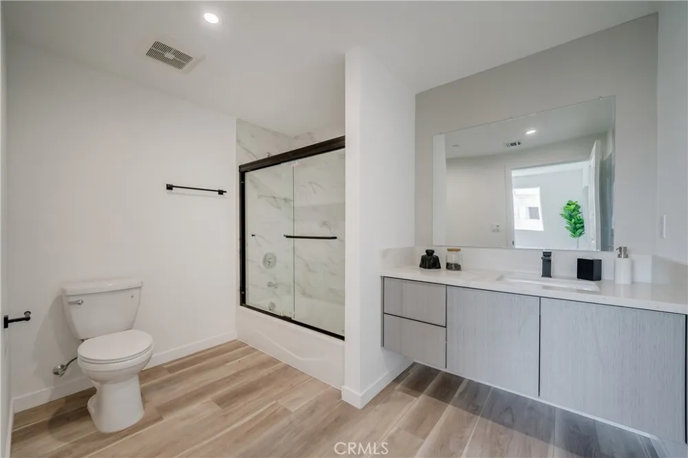 7018 Alabama #203 Canoga Park, CA 91303