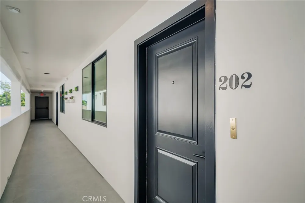 7018 Alabama #203 Canoga Park, CA 91303