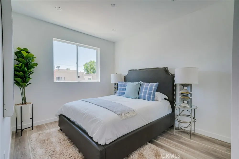 7018 Alabama #203 Canoga Park, CA 91303