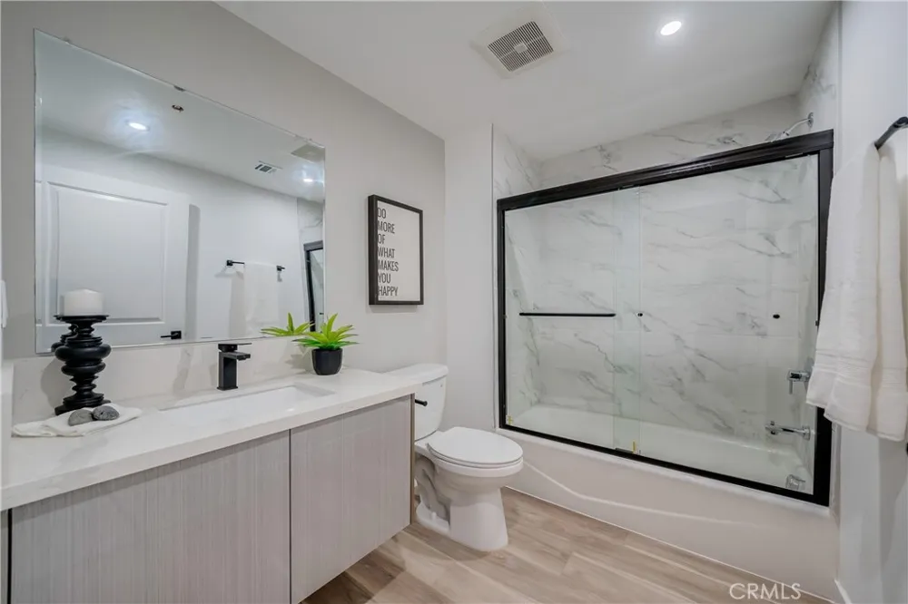 7018 Alabama #203 Canoga Park, CA 91303
